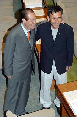 2003년 4월 개혁당 유시민 의원이 복장시비로 선서를 하지 못했다. 사진은 당시 이만섭 국회의장이 본회의 시작전 유 의원을 불러 격려하고 있는 모습. 